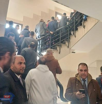 مئات المحامين..امام محكمة مطروح لمساندة زملائهم المحبوسين