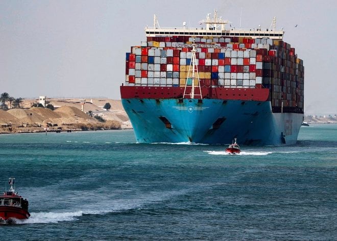 مواقع ملاحية: “جلوري” الجانحة بقناة السويس تنقل 60 ألف طن ذرة