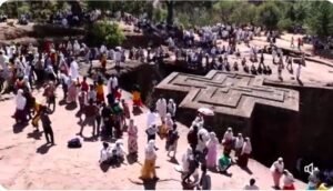 توافد الآلاف إلى مدينة لاليبيلا في إثيوبيا للاحتفال بعيد الميلاد الأرثوذكسي نزل الآلاف إلى مدينة لاليبيلا الإثيوبية للاحتفال بعيد الميلاد الأرثوذكس