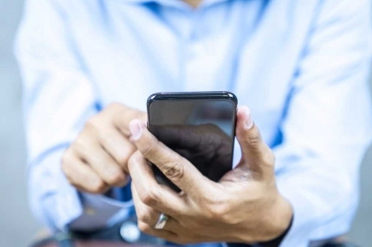 غرامة 1200 دولار إذا اتصل أي موظف بزميله أثناء إجازته