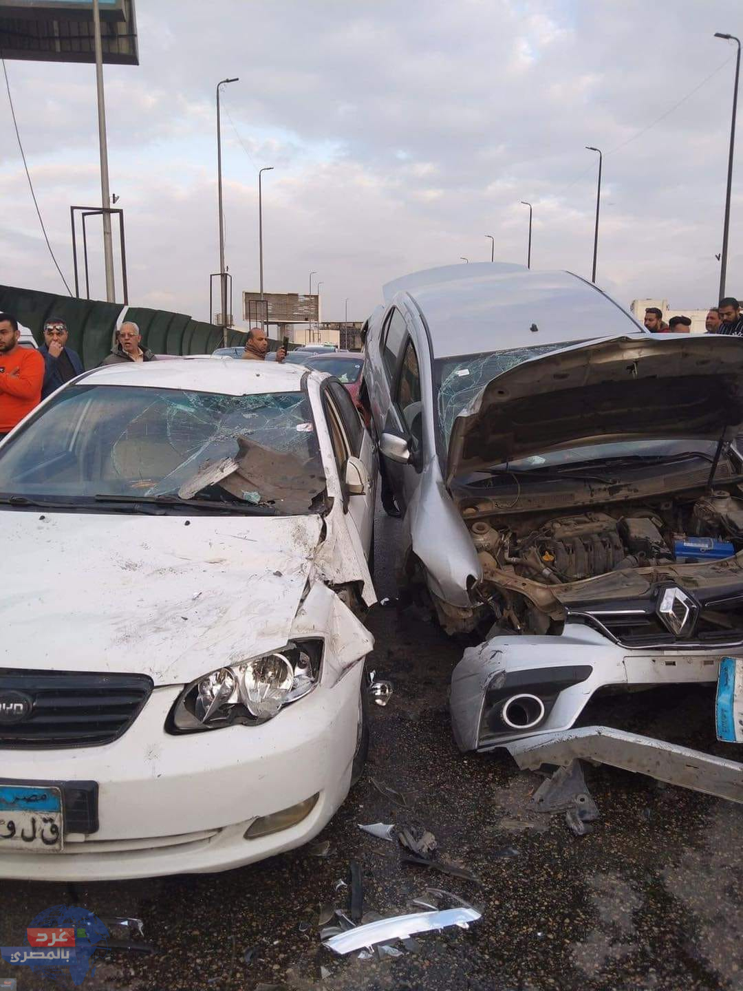 صدام مروع ل 6 سيارات في حادث أعلى كوبري أكتوبر