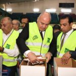 برعاية مصر الخير.. محافظ قنا يشارك في تعبئة 1000 كرتونة مواد غذائية ضمن حملة إفطار صائم