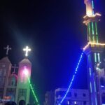 لا يحدث إلا في مصر .. هلال مئذنة يعانق صليب كنيسة  بزينة رمضان بنجع حمادي