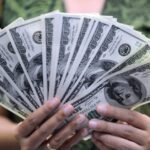 ثلاثة أيام من الهبوط المتواصل.. الدولار يتراجع مجددًا أمام الجنيه المصري