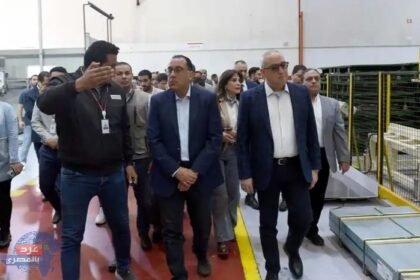 رئيس الوزراء يتفقد مصنع شركة إل جي للإلكترونيات