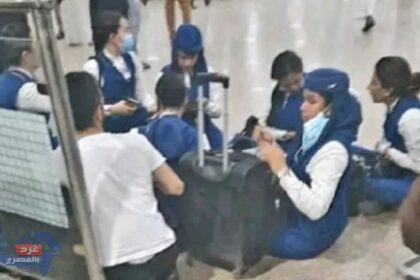 طائرة سعودية يفترش طاقمها أرض مطار الخرطوم