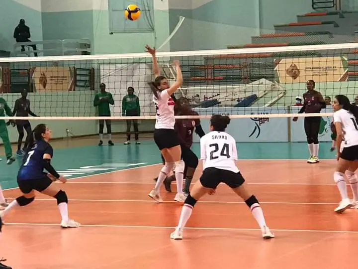 سيدات طائرة القلعة البيضاء