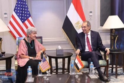 وزير الاتصالات مع نائبة وزير التجارة الأمريكية