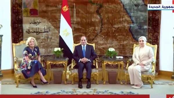 الرئيس السيسي والسيدة انتصار يرحبان بـ جيل بايدن في قصر الاتحادية 