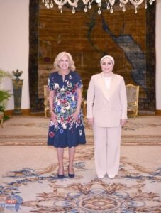 الرئيس السيسي والسيدة انتصار يرحبان بـ جيل بايدن في قصر الاتحادية الرئيس السيسي والسيدة انتصار يرحبان بـ جيل بايدن في قصر الاتحادية