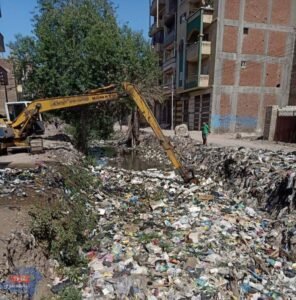 الأهالى يستغيثون من تراكم القمامة فى ترعة النعناعية بالحى الصناعى ..الرى يستجيب