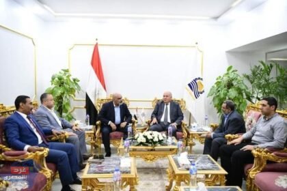 محافظ قنا يلتقي رئيس هيئة التأمين الصحى بمكتبه