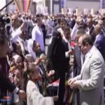 "بنحبك يا ريّس".. فرحة أطفال مطروح خلال استقبال شعبي للرئيس السيسي