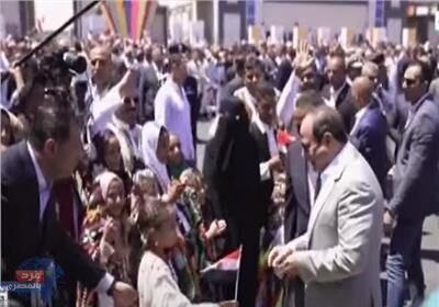 "بنحبك يا ريّس".. فرحة أطفال مطروح خلال استقبال شعبي للرئيس السيسي