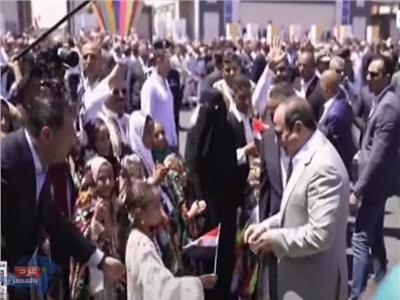 "بنحبك يا ريّس".. فرحة أطفال مطروح خلال استقبال شعبي للرئيس السيسي