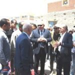 محافط قنا يتفقد مشروع توسعات الصرف الصحي لمدينة قنا