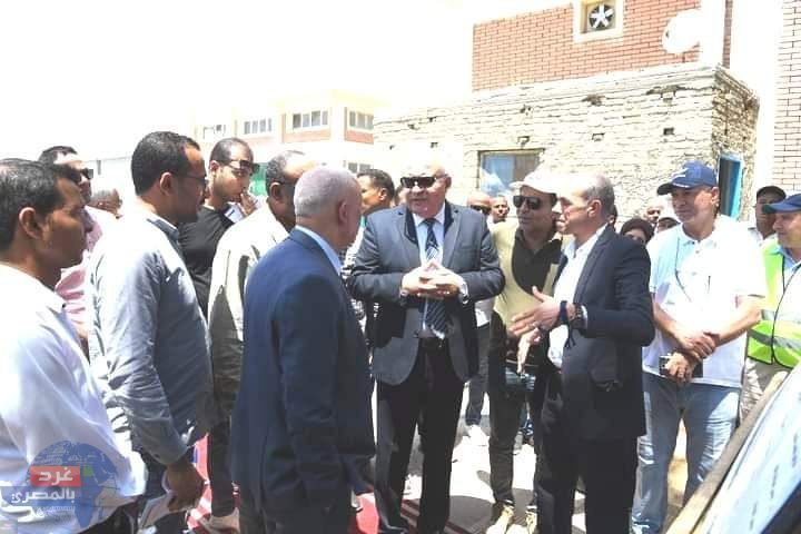 محافط قنا يتفقد مشروع توسعات الصرف الصحي لمدينة قنا