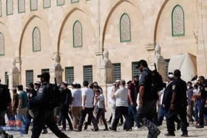 عشرات المستوطنين يقتحمون المسجد الأقصى المبارك بحماية الاحتلال الإسرائيلي..اليوم الخميس