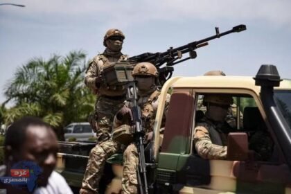 مقتل 49 مدنيا و15 جنديا بعملية انتحارية على معسكرا بشمال مالي