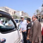 محافظ دمياط يستوقف سيارات الأجرة ويشدد على وضع ملصقات بالتسعيرة الجديدة والالتزام بها