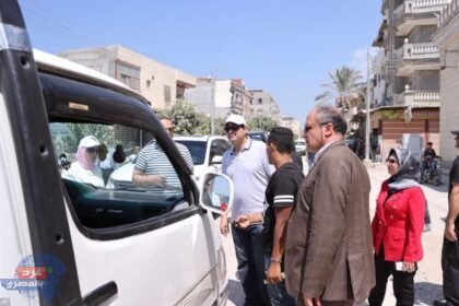 محافظ دمياط يستوقف سيارات الأجرة ويشدد على وضع ملصقات بالتسعيرة الجديدة والالتزام بها