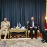 محافظ دمياط يستقبل قائد الفرقة ١٨ بالجيش الثانى الميدانى لتلقى التهنئة