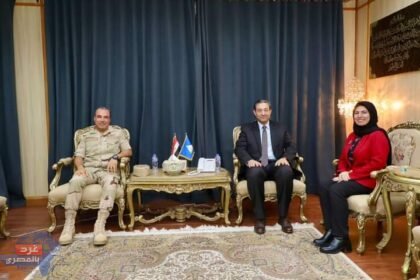 محافظ دمياط يستقبل قائد الفرقة ١٨ بالجيش الثانى الميدانى لتلقى التهنئة