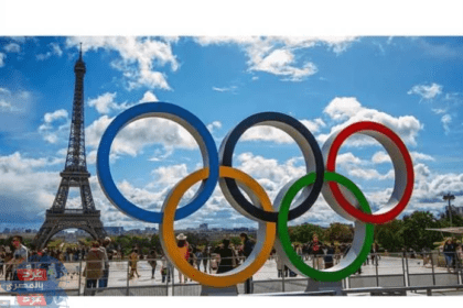 الوفد الجزائري المشارك في أولمبياد باريس 2024 يُلقي الزهور في نهر السين تكريماً لأرواح الجزائريين الذين قُتلوا خلال "مجزرة باريس"