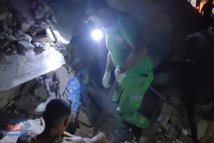 ارتقاء 5 فلسطينيين وإصابات معظمهم من الأطفال في غارات على منازل بمنطقة الصحابة والجلاء بمدينة غ-زة