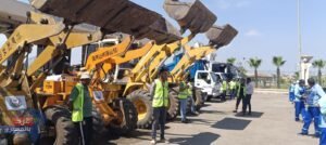 خلف الله يشهد اصطفاف معدات النظافة للحى الأول والمنطقة الصناعية والمقابر بدمياط الجديدة 4 معدات نظافة