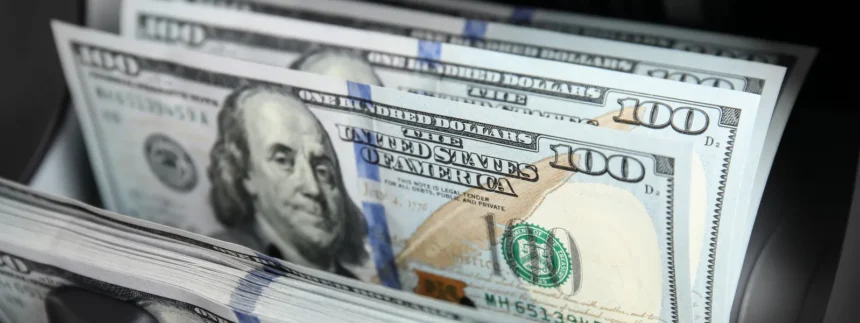 هبوط الدولار لأدنى مستوى هذا العام مقابل اليورو e1724214955398