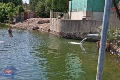 تعليق البيئة على تصريف المياه الملوثة في نهر النيل بالقرب من كوبري الوراق