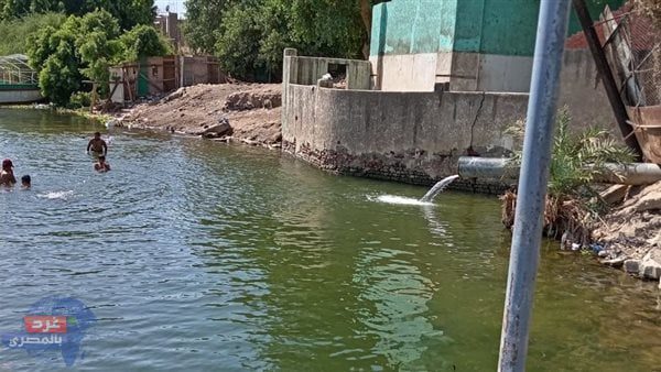 تعليق البيئة على تصريف المياه الملوثة في نهر النيل بالقرب من كوبري الوراق