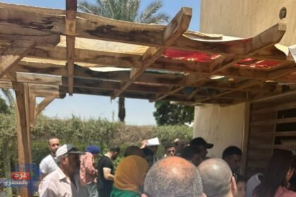 الدكتور محمود عصمت في طابور للحصول على عداد كودي بحدائق أكتوبر 