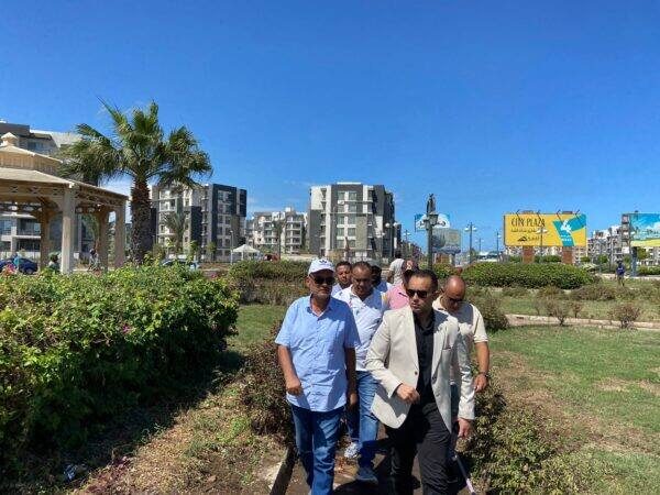 تكثيف فرق العمل لصيانة المسطحات الخضراء والحدائق والمتنزهات بمدينة دمياط الجديدة