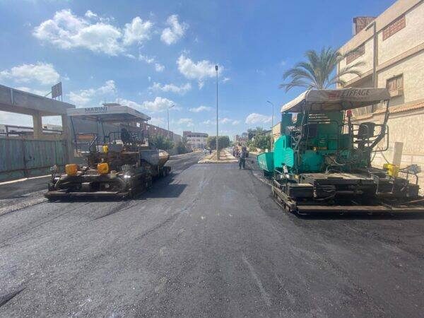 رئيس جهاز مدينة دمياط الجديدة يتفقد أعمال تحسين وصيانة الطرق باستخدام تقنية الـ"FDR"