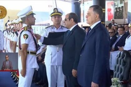 الرئيس السيسي يمنح أوائل الخريجين من أكاديمية الشرطة "نوط الامتياز" من الطبقة الثانية