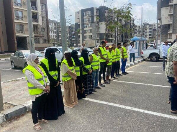 "خلف الله" يشهد إصطفاف معدات وأفراد الشركة المكلفة بأعمال صيانة ونظافة العمارات بمشروع جنة