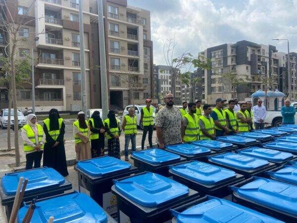 "خلف الله" يشهد إصطفاف معدات وأفراد الشركة المكلفة بأعمال صيانة ونظافة العمارات بمشروع جنة