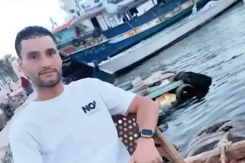 مصرع 3 وإصابة 4 صيادين مصريين في حريق قارب بليبيا