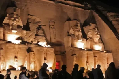 دفن رفات والدته في معبد أبو سمبل