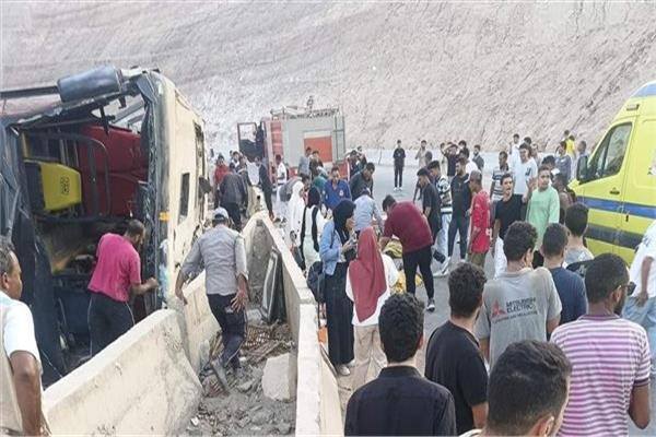 10 طلاب لقوا مصرعهم وأصيب 28 في حادث انقلاب حافلة على طريق الجلالة