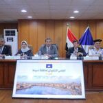 محافظ دمياط يرأس جلسة المجلس التنفيذى ويكرم مدير مديرية الشباب والرياضة
