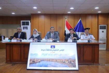 محافظ دمياط يرأس جلسة المجلس التنفيذى ويكرم مدير مديرية الشباب والرياضة