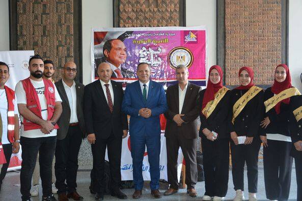 رئيس الجامعة يشهد حملة توعية الهلال الأحمر ( red week ) لطلاب جامعة دمياط
