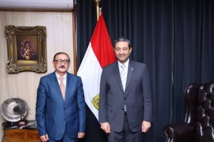 محافظ دمياط يلتقى مع وكيل وزارة المالية رئيس الإدارة المركزية لمنطقة الضرائب