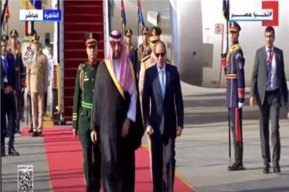الرئيس السيسي في مقدمة مستقبلي بن سلمان عند وصوله إلى القاهرة