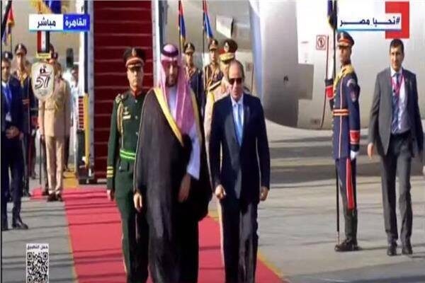 الرئيس السيسي في مقدمة مستقبلي بن سلمان عند وصوله إلى القاهرة الرئيس السيسي في مقدمة مستقبلي بن سلمان عند وصوله إلى القاهرة