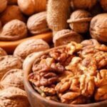 تناول المكسرات يوميًا يلعب دورًا وقائيًا في منع الإصابة بالخرف