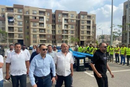 "خلف الله" يشهد إصطفاف معدات وأفراد الشركة المكلفة بأعمال صيانة ونظافة العمارات بمشروع جنة
